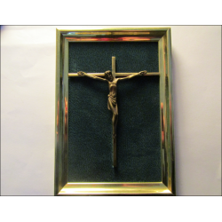 Crucifijo de bronce sobre terciopelo