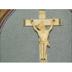 Tableau crucifix-bénitier en os