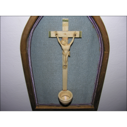 Tableau crucifix-bénitier en os