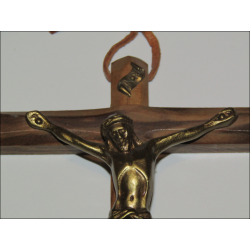 Crucifijo de pared de bronce y madera de olivo