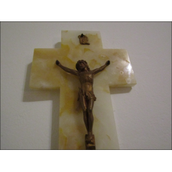 Saco de crucifixo montado na parede de mármore