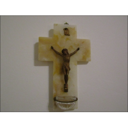 Saco de crucifixo montado na parede de mármore