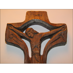 Crucifijo de madera tallada