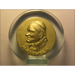 Medallón de San Juan Pablo II bajo vidrio