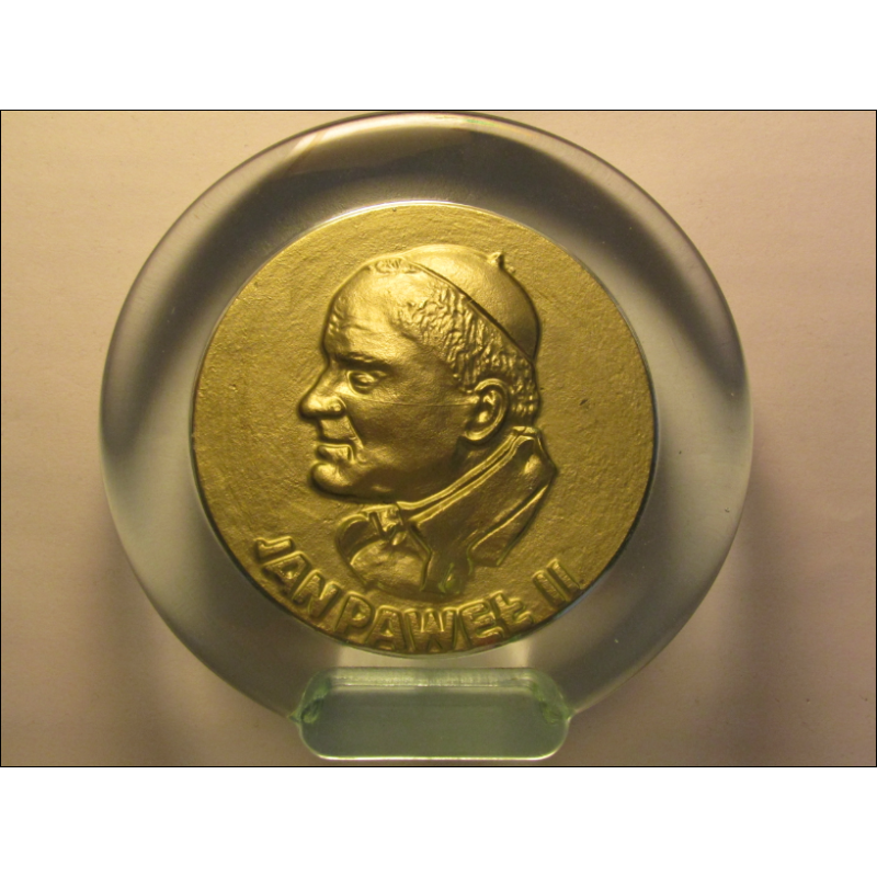 Medalhão de São João Paulo II sob exposição de vidro