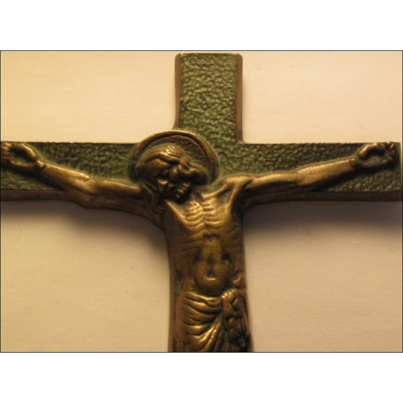 Crucifixo de bronze pendurado na parede M. LeVerrier