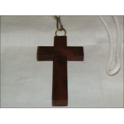 Cruz de madeira com cordão