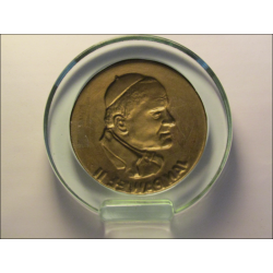 Medalhão de São João Paulo II sob exposição de vidro