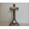 Crucifijo en la base del altar