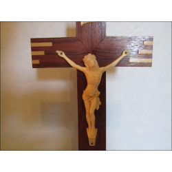 Crucifix d'autel en bois et plastique