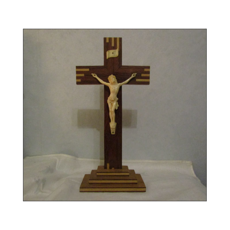 Crucifijo de altar en madera y plástico