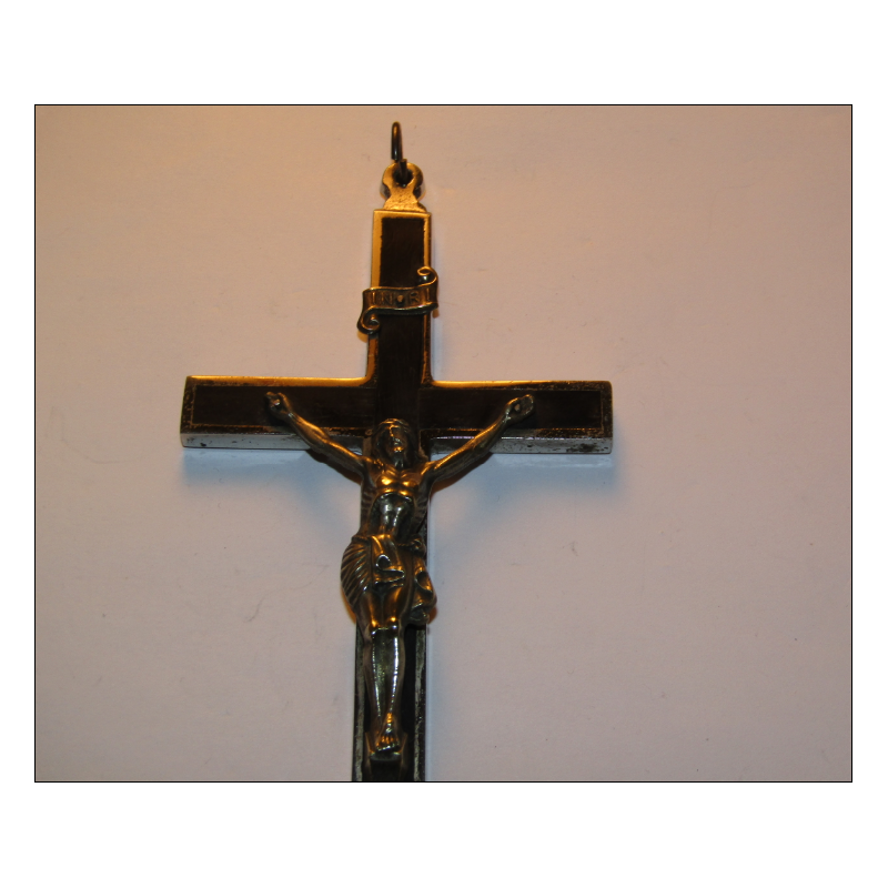 Ancien crucifix mural ou pendentif en métal argenté et bois d'ébène du début 20ème