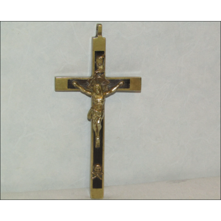 Crucifixo de parede antigo do século 19 ou pingente em latão e madeira de ébano