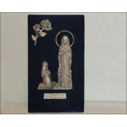 Representación de la Aparición de Lourdes en peltre cincelado sobre terciopelo azul