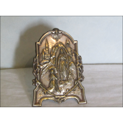 Petit présentoir représentant l'Apparition de Lourdes en métal argenté signé Ruffony