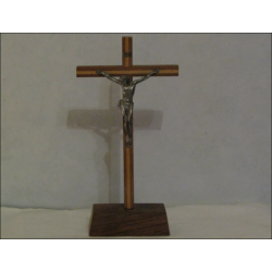 Crucifixo do altar sobre base de madeira em madeira e metal prateado 20 cm