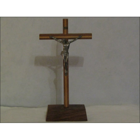 Crucifijo de altar sobre base de madera en madera y metal plateado 20 cm