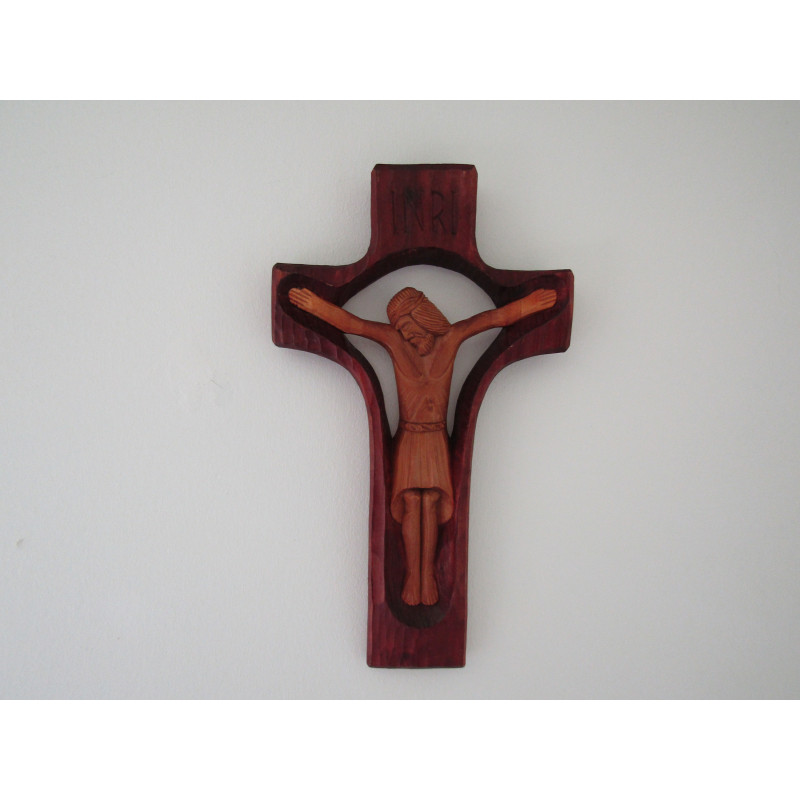 Crucifixo de madeira esculpida