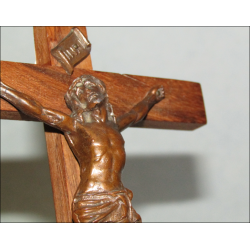 Crucifix in oak wood and bronze with brown patina 16 cm