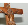 Crucifix en bois de chêne et bronze avec patine marron 16 cm