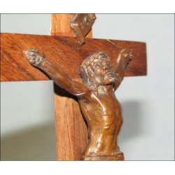 Crucifix in oak wood and bronze with brown patina 16 cm