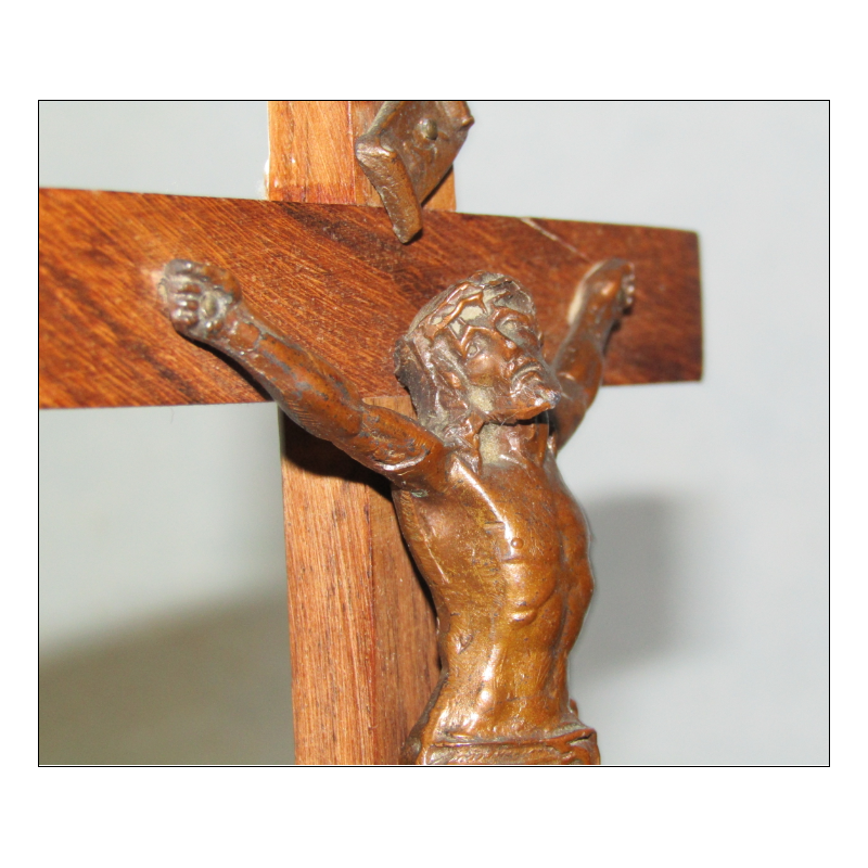 Crucifix in oak wood and bronze with brown patina 16 cm