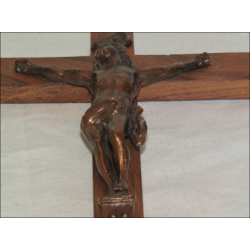 Crucifix in oak wood and bronze with brown patina 16 cm