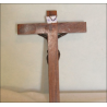 Crucifix en bois de chêne et bronze avec patine marron 16 cm