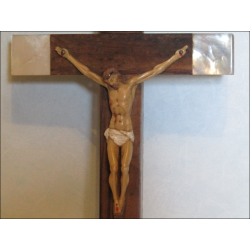 Crucifijo en madera de olivo de Jerusalén con nácar en los extremos y cruz en el reverso