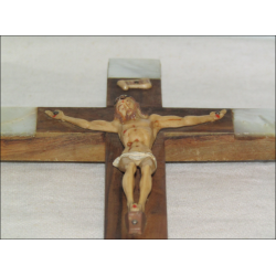 Crucifixo em madeira de oliveira de Jerusalém com madrepérola nas extremidades e cruzamento nas costas