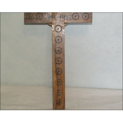 Crucifix en bois d'olivier provenance Jérusalem avec nacre sur extrémités et chemin croix au dos