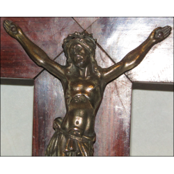 Crucifijo de madera lacada con Cristo en bronce entre principios y mediados del siglo XX firmado por Escudero