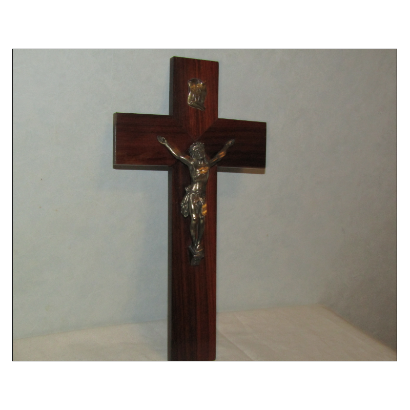 Crucifijo de madera lacada con Cristo en bronce entre principios y mediados del siglo XX firmado por Escudero