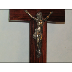 Crucifijo de madera lacada con Cristo en bronce entre principios y mediados del siglo XX firmado por Escudero