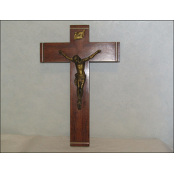 Crucifijo de pared en madera lacada, bronce y latón con una altura de 25 cm de principios del siglo XX