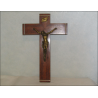 Crucifijo de pared en madera lacada, bronce y latón con una altura de 25 cm de principios del siglo XX