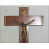 Crucifix mural en bois laqué, bronze et laiton d'une hauteur de 25 cm début XXème siècle