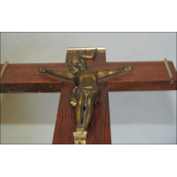 Crucifijo de pared en madera lacada, bronce y latón con una altura de 25 cm de principios del siglo XX