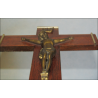 Crucifix mural en bois laqué, bronze et laiton d'une hauteur de 25 cm début XXème siècle